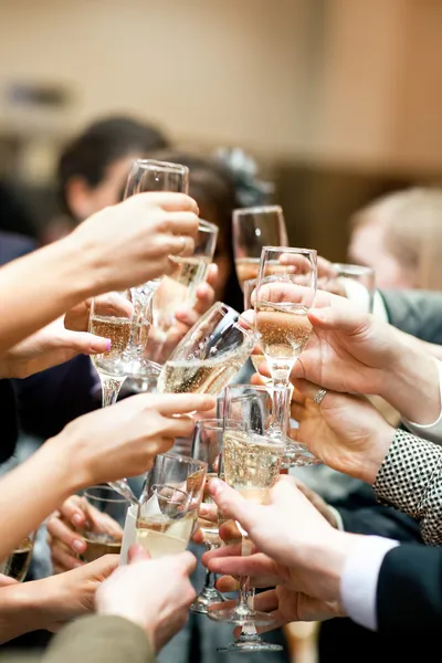 Toast. många händer med champagneglas. — Stockfoto