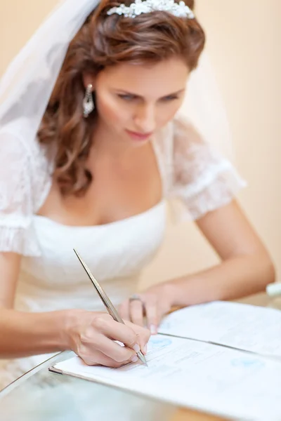 Giovane sposa firma documenti di nozze — Foto Stock