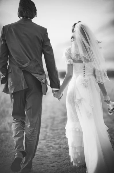 Svatební pár chůzi — Stock fotografie