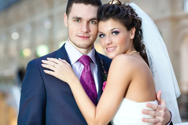 Giovane coppia di nozze — Foto Stock