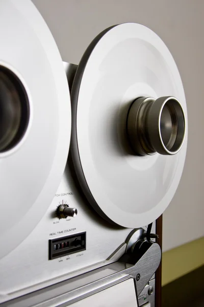 复古盘式磁带录音机用旋转角子机 — 图库照片