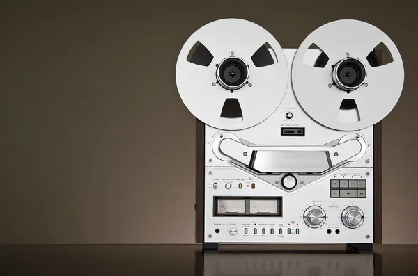 Vintage reel-to-reel tape recorder dek — Stockfoto