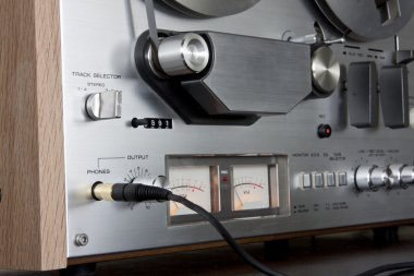 vu metre, topuzlar, anahtarları da dahil olmak üzere vintage bul stereo kaset çalar kaydedici denetimleri
