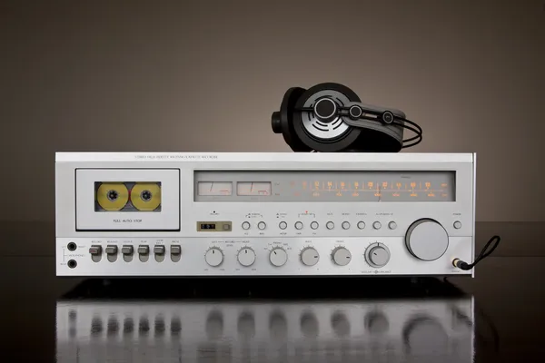 Vintage Stereo Ontvanger Met Een Koptelefoon Donkere Achtergrond Een Reflectie — Stockfoto