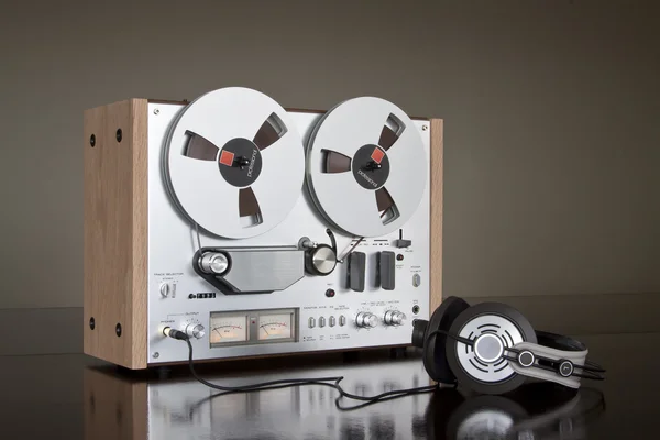 Vintage Reel-to-Reel Stereo Tape Deck Recorder — Stockfoto