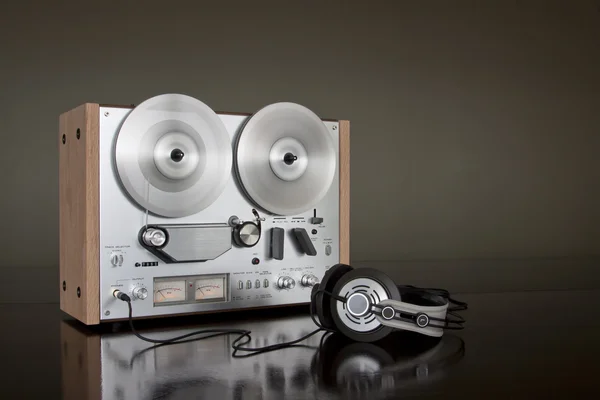 复古卷轴立体声磁带卡座录音机 — 图库照片