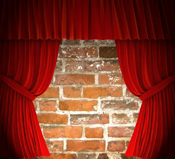 Rode gordijnen over bakstenen muur — Stockfoto