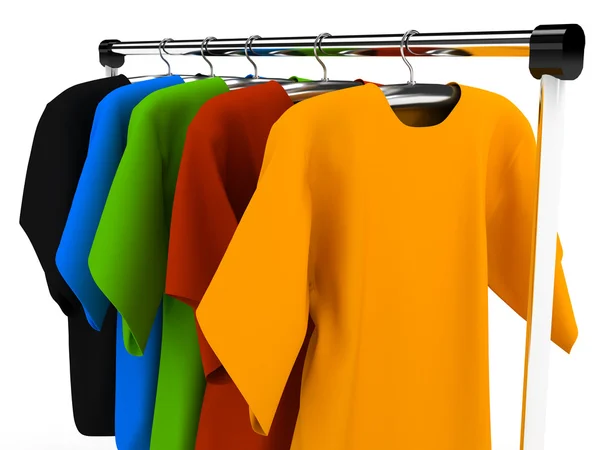 Kleiderbügel mit Kleidung jeder Farbe — Stockfoto