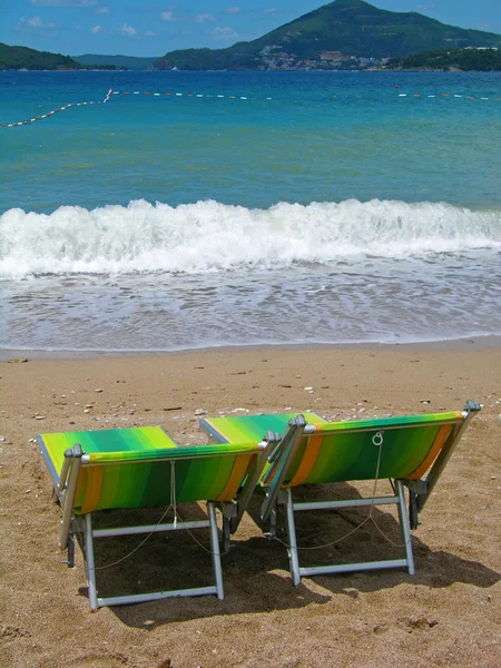 Twee ligbedden op het strand — Stockfoto