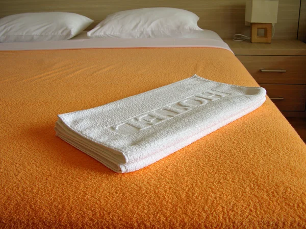 Toalhas de hotel na cama — Fotografia de Stock