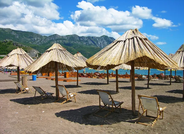 Spiaggia con sedie e ombrelloni — Foto Stock