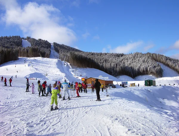 Pista de esqui nas montanhas dos Cárpatos, Ucrânia — Fotografia de Stock