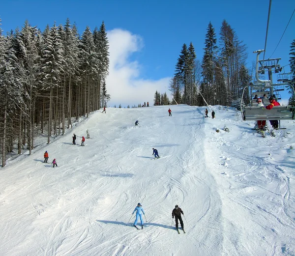 滑雪轨道与 Bukovel 度假村 喀尔巴阡山脉 乌克兰升降椅 — 图库照片