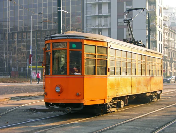Stary tramwaj pomarańczowy w Mediolanie — Zdjęcie stockowe