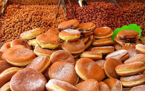 Donuts e nozes torradas — Fotografia de Stock