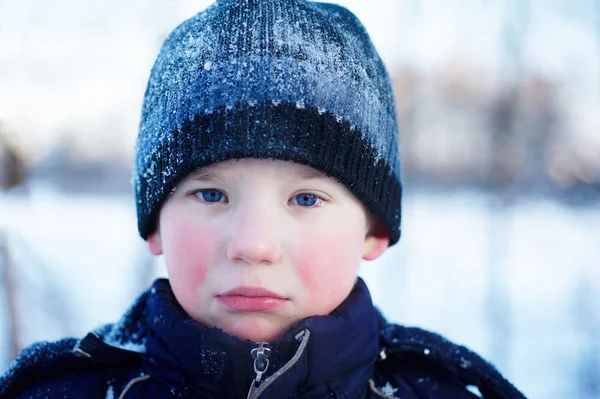 O menino chorão triste com olhos azuis em roupas de inverno — Fotografia de Stock