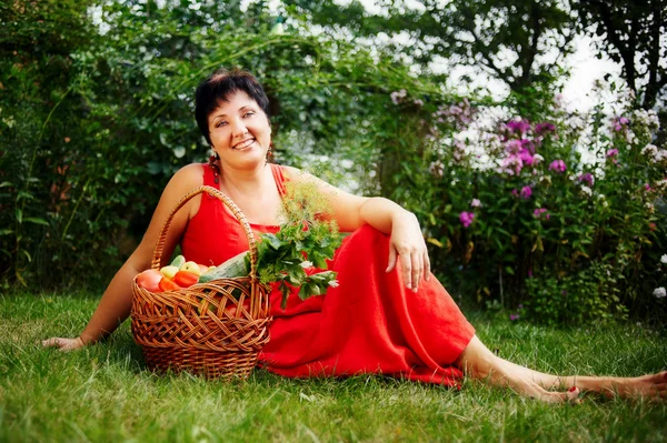 Kvinnan med svart hår på en blackberry bush närbild — Stockfoto