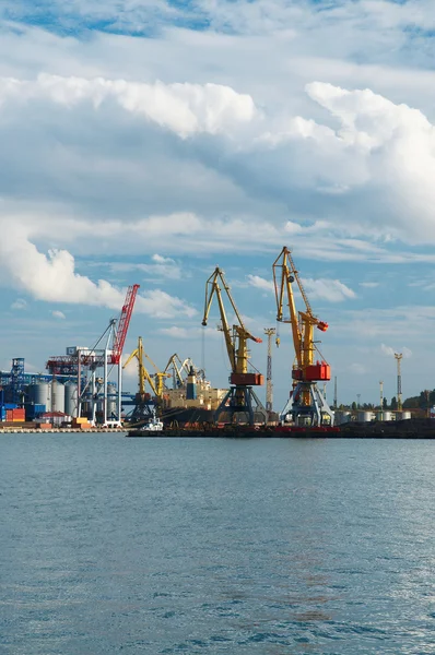 Am Dock: Container und Schiff. Containerhafen — Stockfoto