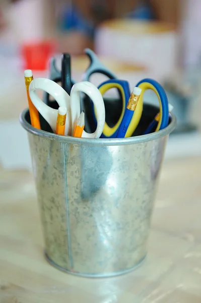 stock image A bunch of art supplies jumbled up in a tin can