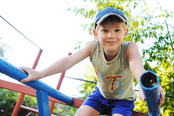 Atletik bir alanda çocuk — Stok fotoğraf