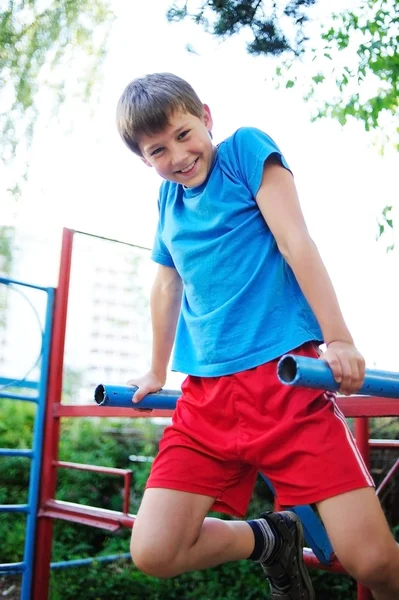 Atletik bir alanda çocuk Telifsiz Stok Fotoğraflar