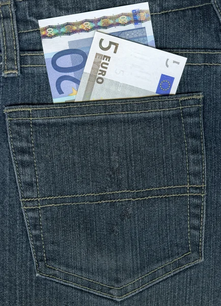 Евро в кармане джинсов — стоковое фото