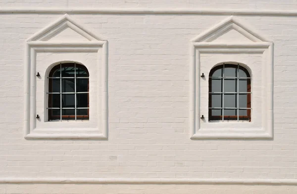 Окна с решёткой — стоковое фото