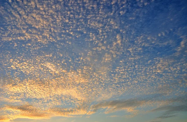 Günbatımı Gökyüzü Üzerinde Mavi Gökyüzü Güneş Işığı Güzel Bulutlar — Stok fotoğraf