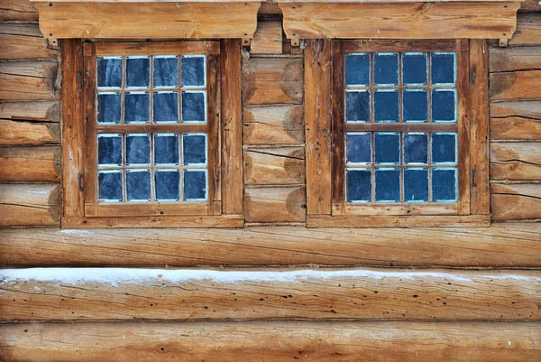 Logg väggen och windows — Stockfoto