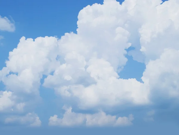 Gomolyfelhő, gyapjas felhők — Stock Fotó