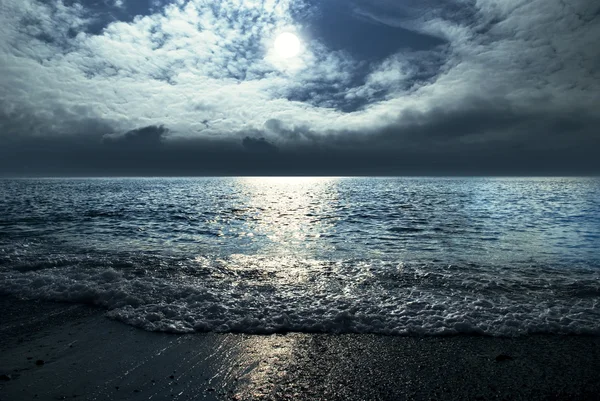 月明之夜和云对夜空中海 — 图库照片