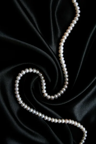 Perle bianche sul velluto nero — Foto Stock