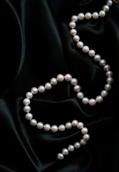 黑色天鹅绒白色珍珠 免版税图库图片