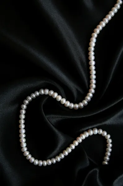 Pérolas brancas no veludo preto — Fotografia de Stock