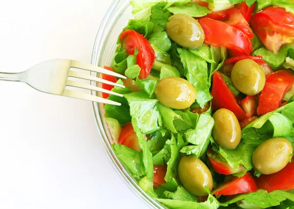 Salada vegetariana saudável com azeitonas — Fotografia de Stock