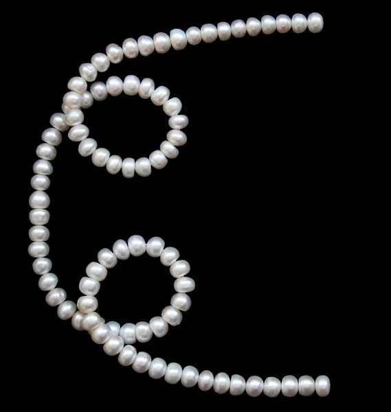 黒いベルベットの白い真珠 — ストック写真