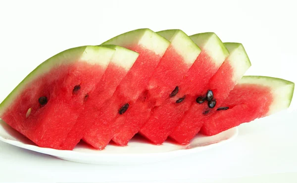 Skivor av saftiga vattenmelon serveras på vit platta — Stockfoto