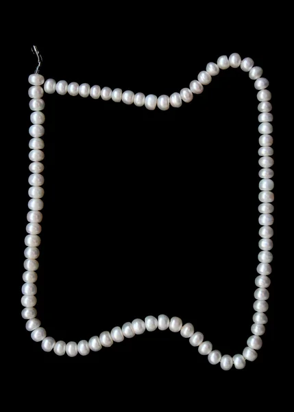 Білі перлини на чорному оксамиті — стокове фото