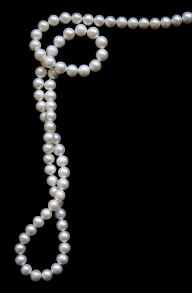 Perles blanches sur le velours noir — Photo