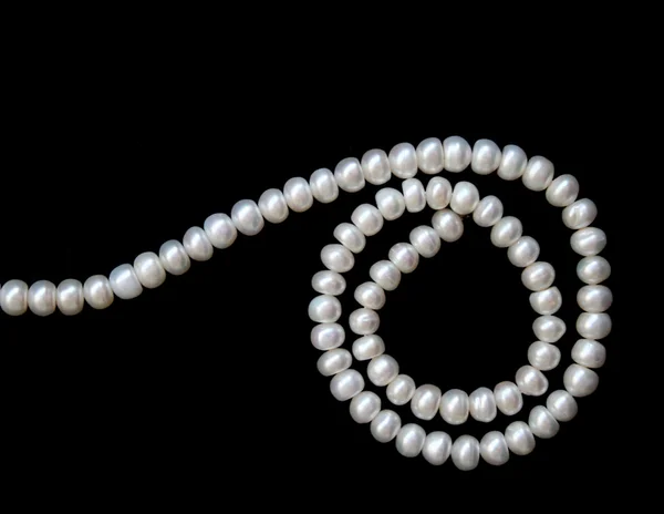 Weiße Perlen auf schwarzem Samt — Stockfoto
