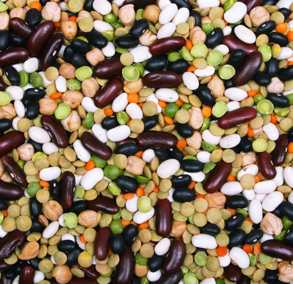 Svarta och röda string bönor, linser, gröna och gula ärtor som back — Stockfoto