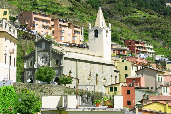 इटली। सिंक टेरे। Riomaggiore गांव में चर्च — स्टॉक फ़ोटो, इमेज
