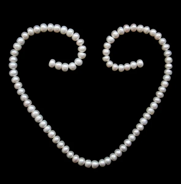作为背景的黑色丝绸白色珍珠 — 图库照片