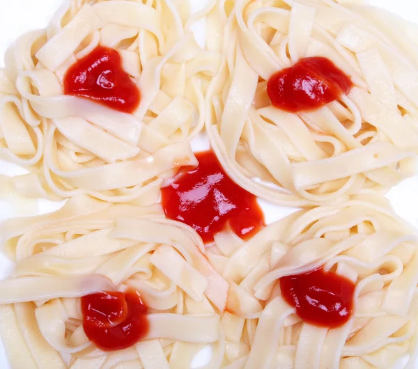 Tagliatelle con salsa de tomate —  Fotos de Stock