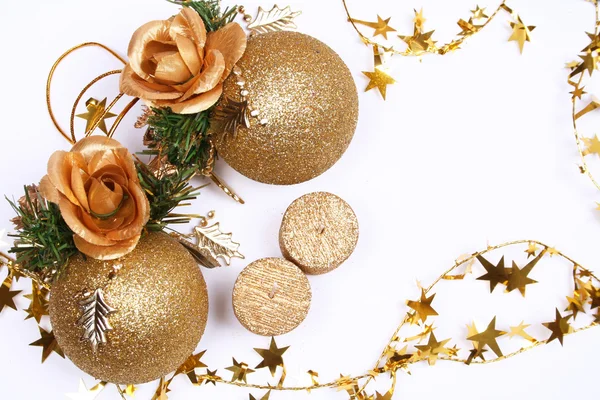 Weihnachtskarte mit goldenen Kugeln und Kerzen — Stockfoto