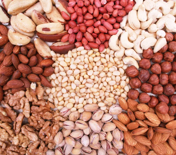 Geassorteerde noten op natuurlijke rouwgewaad als achtergrond Stockfoto