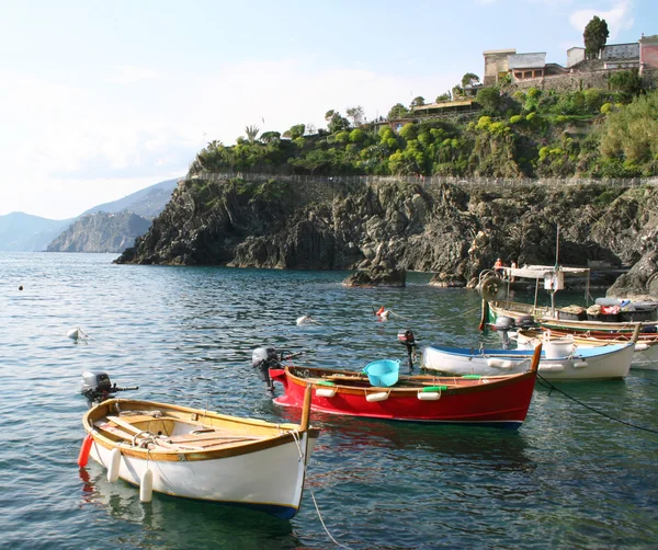 Италия Регион Чинке Терре Деревня Манарола Лодки — стоковое фото