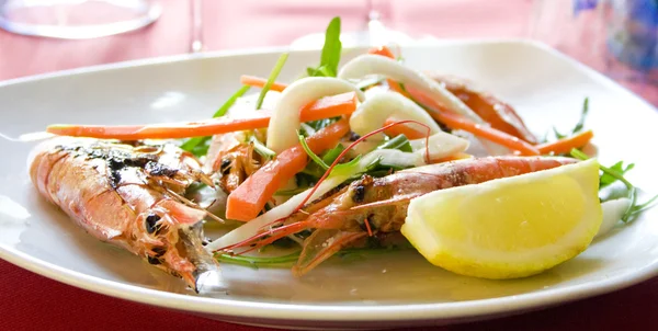 Italie.Crevettes royales frites sur un gril aux légumes — Photo