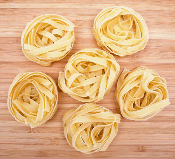Pasta Tagliatelle Auf Dem Hölzernen Hintergrund — Stockfoto