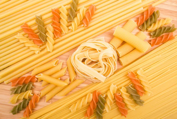 Verschiedene Arten italienischer Pasta auf dem Holzgrund — Stockfoto